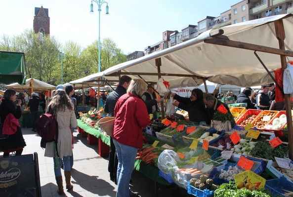 Wochenmarkt auf dem Winterfeldplatz - Foto: M. Steuckardt www.steuckardt.de Wochenmarkt auf dem Winterfeldplatz - Foto: M. Steuckardt www.steuckardt.de