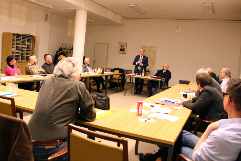 Kai Wegner diskutiert mit den Mitgliedern der CDU Schöneberger Westen Kai Wegner diskutiert mit den Mitgliedern der CDU Schöneberger Westen
